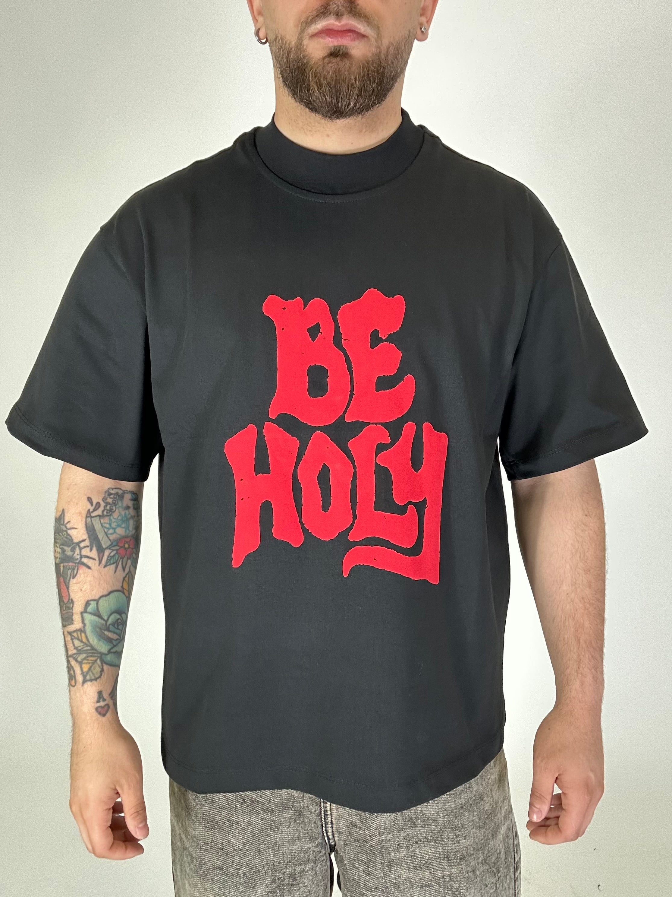 T-shirt Hustle Be Holy Nera