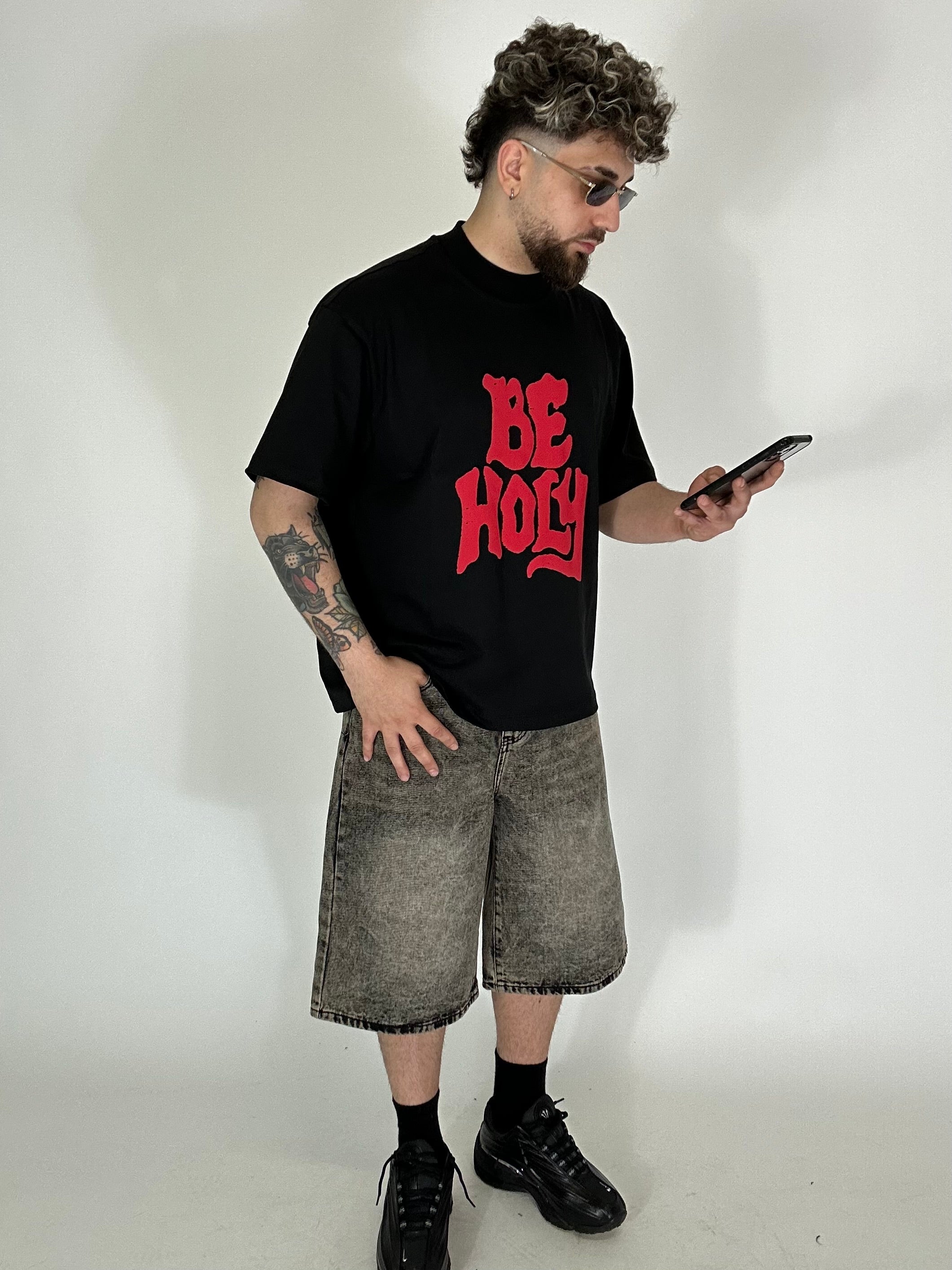 T-shirt Hustle Be Holy Nera