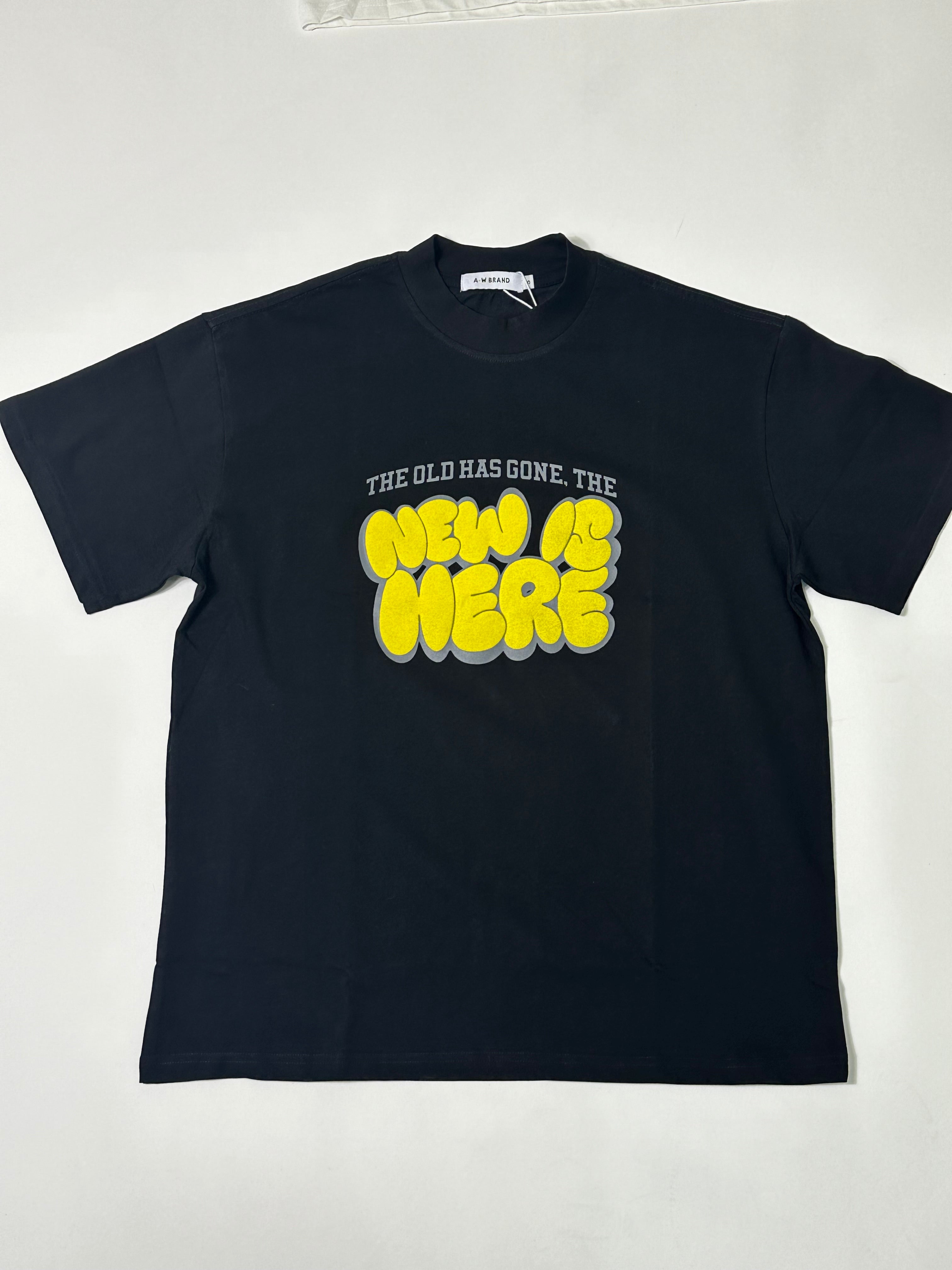 T-shirt New is Here nera